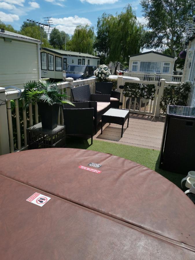 3 Bedroom Caravan With Hot Tub Tattershall Lakes Extérieur photo