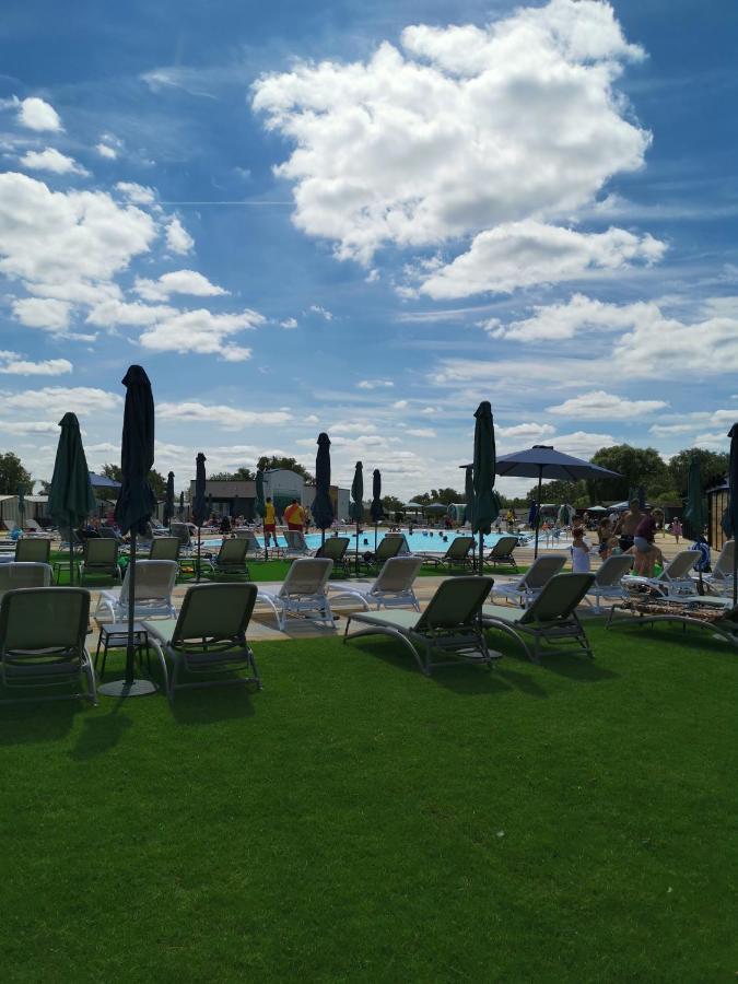 3 Bedroom Caravan With Hot Tub Tattershall Lakes Extérieur photo