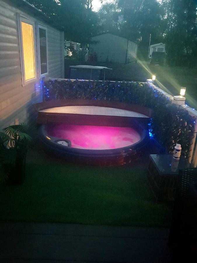 3 Bedroom Caravan With Hot Tub Tattershall Lakes Extérieur photo
